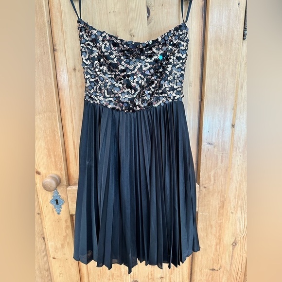 Women’s Cocktail Dress With Sequin Top and Black Pleated, Lined Skirt Size Small - Picture 5 of 13